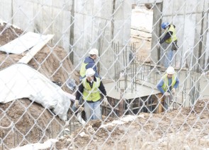 If you build it: LWorkers at the optometry building project brave harsh weather conditions. The Center for Collaborative Healthcare Education is expected to be completed in 2011. Photo By: Kristyn Sonnenberg | Photo Editor